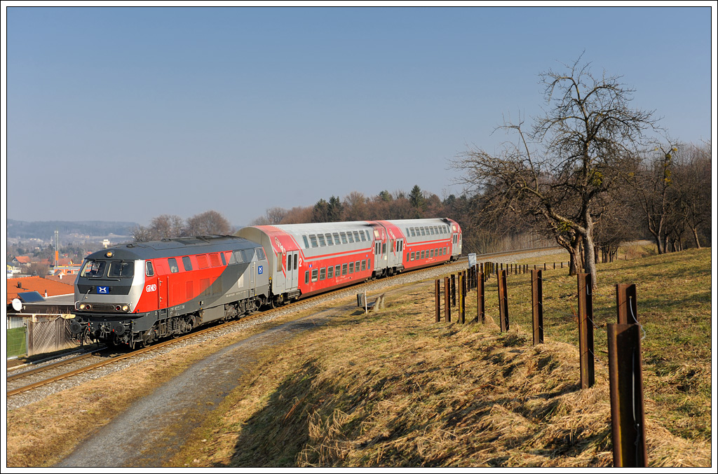 218 117 mit dem als S6 verkehrenden R 4372 von Wies-Eibiswald ber Werndorf nach Graz, am 9.2.2011 auf der Leibenfelder Hhe in Deutschlandsberg aufgenommen.