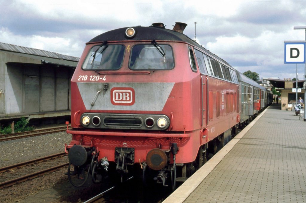 218 120-4 Heide (Holstein) im Juli 1993. Da hat sich baulich inzwischen viel gendert ...