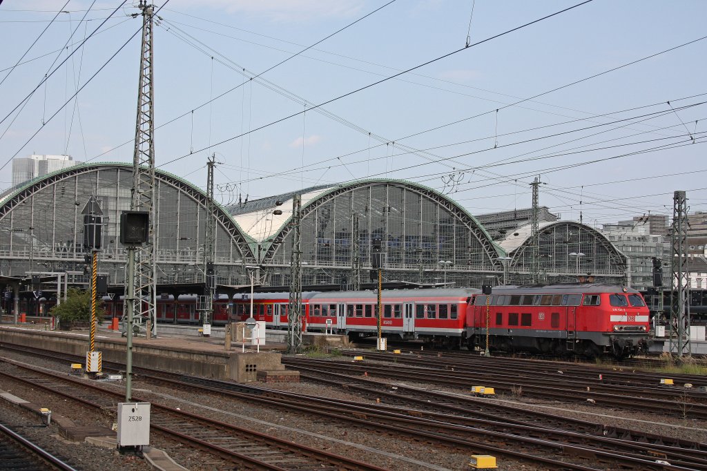 218 120 zieht am 27.7.12 einen RE aus dem Hbf von Frankfurt.