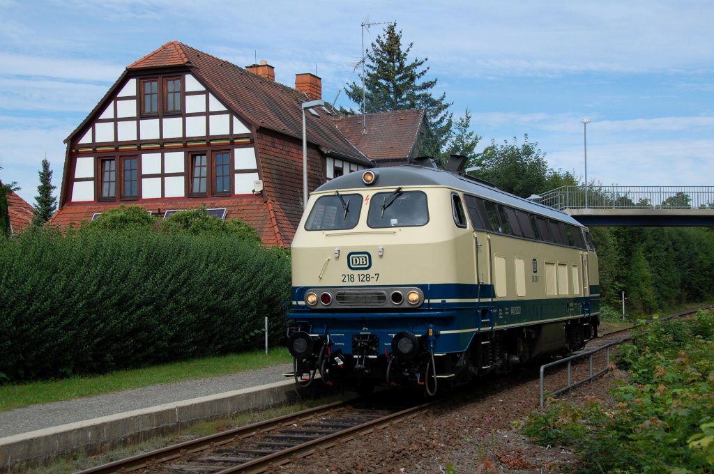 218 128-7 unternahm beim Streckenfest der Kurhessenbahn am 02.09.2012 Fhrerstandsmitfahrten zwischen Korbach und Korbach Sd, hier steht sie vor dem EG des Bahnhofs Korbach Sd und wartet auf die Rckfahrt nach Korbach.