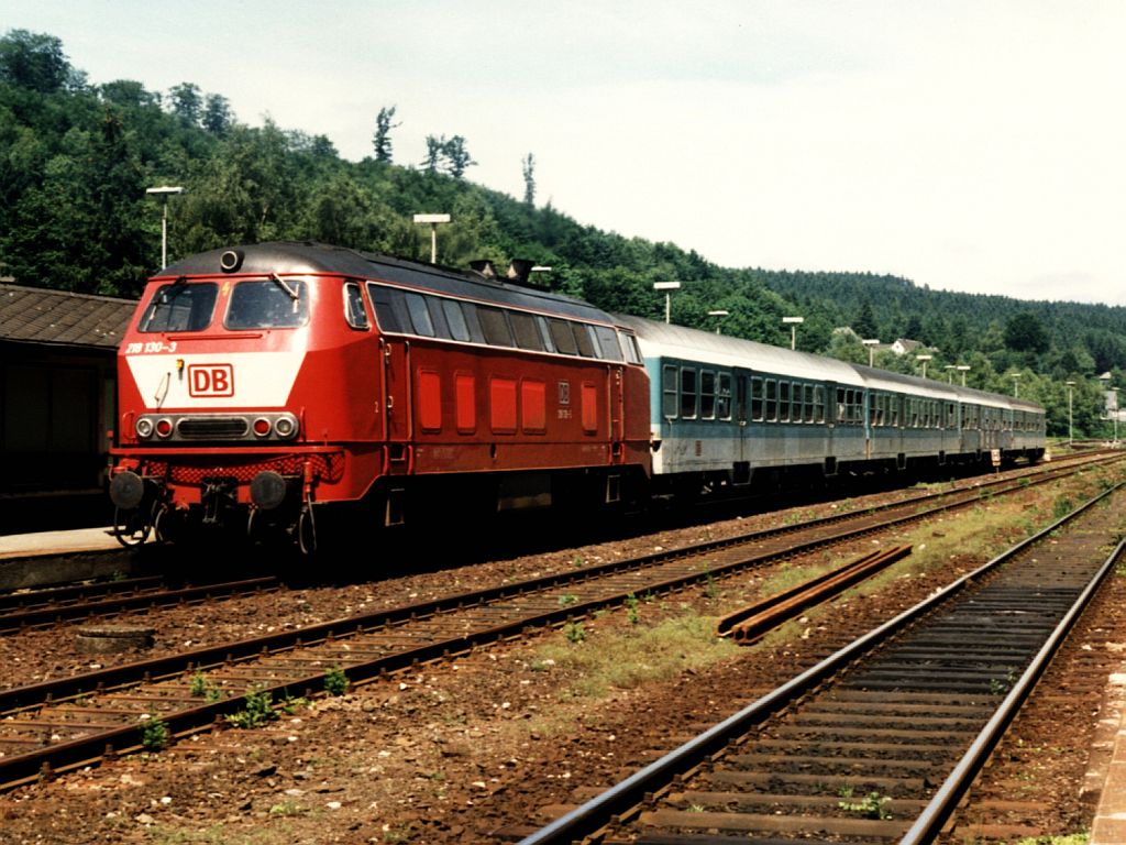 218 130-3 mit RE 3887 Hagen-Kassel Wilhelmshhe auf Bahnhof Brilon Wald am 17-7-1996. Bild und scan: Date Jan de Vries.