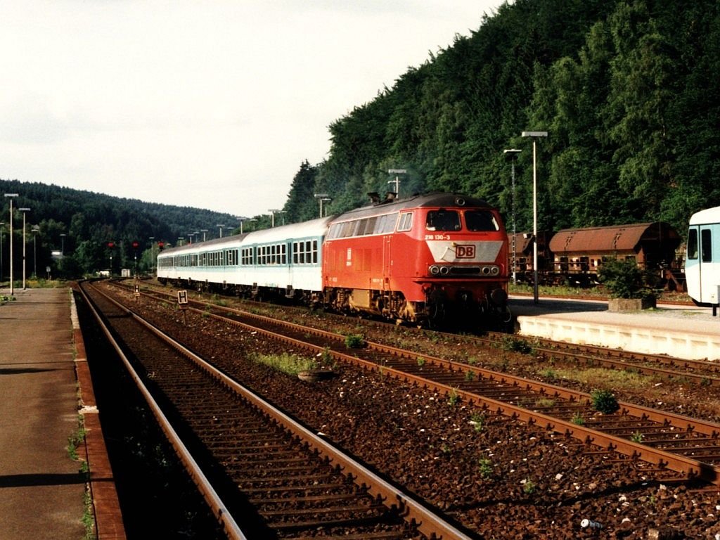 218 130-3 mit RE 3890 Kassel Wilhelmshhe-Hagen auf Bahnhof Brilon Wald am 17-7-1996. Bild und scan: Date Jan de Vries.