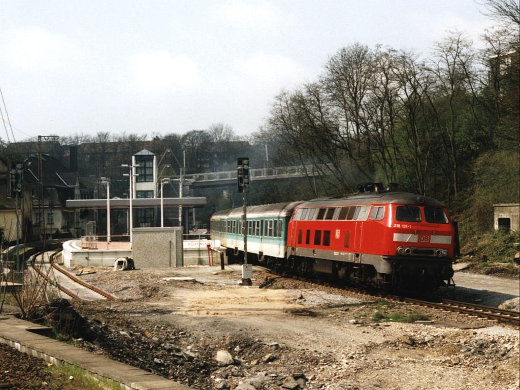 218 131-1 mit RB 72889 (RB 49 Niederbergische Bahn) zwischen Wuppertal und Essen auf Bahnhof Wuppertal Wohwinkel am 21-4-2001. Bild und scan: Date Jan de Vries.