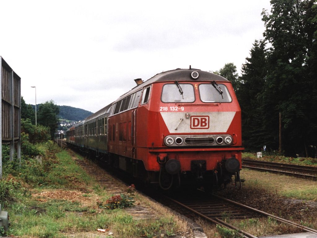 218 132-9 mit eine aus (u.a.) Silberlinge bestehende RE 12055 (RE 17 Sauerland-Express) zwischen Hagen und Warburg in Bestwig am 14-7-2001. Bild und scan: Date Jan de Vries. 