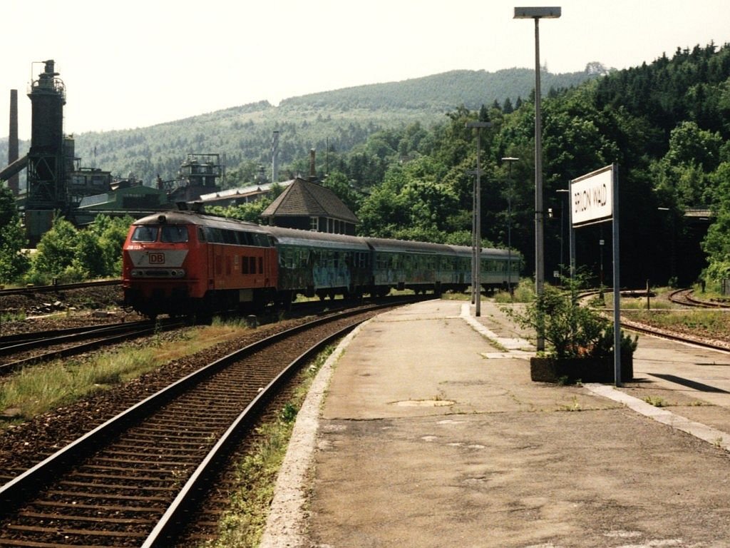 218 133-7 mit RE 3463 Essen-Warburg auf Bahnhof Brilon Wald am 17-7-1996. Bild und scan: Date Jan de Vries.