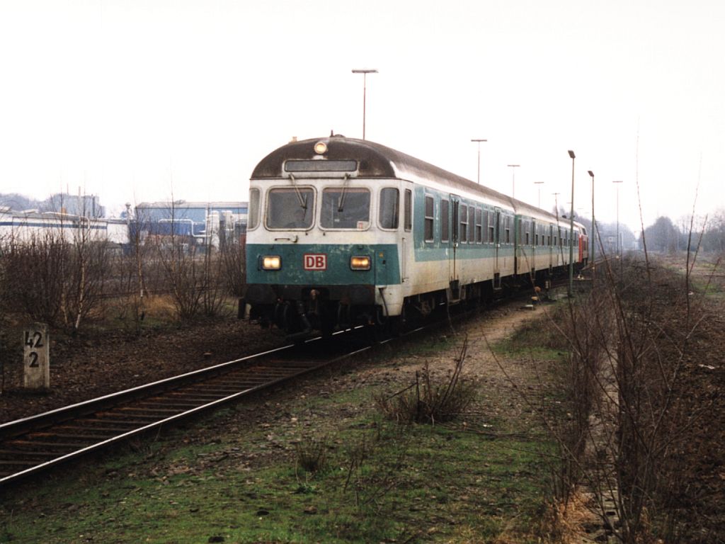 218 134-5 mit RE 10226 Langenberg-Borken auf Bahnhof Borken am 6-2-2000. Bild und scan: Date Jan de Vries.