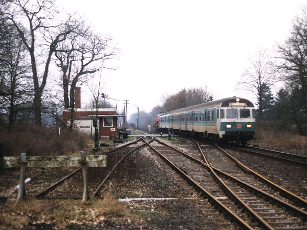 218 135-1 mit RE 10222 Langenberg-Borken auf Bahnhof Deuten am 6-2-2000. Bild und scan: Date Jan de Vries.