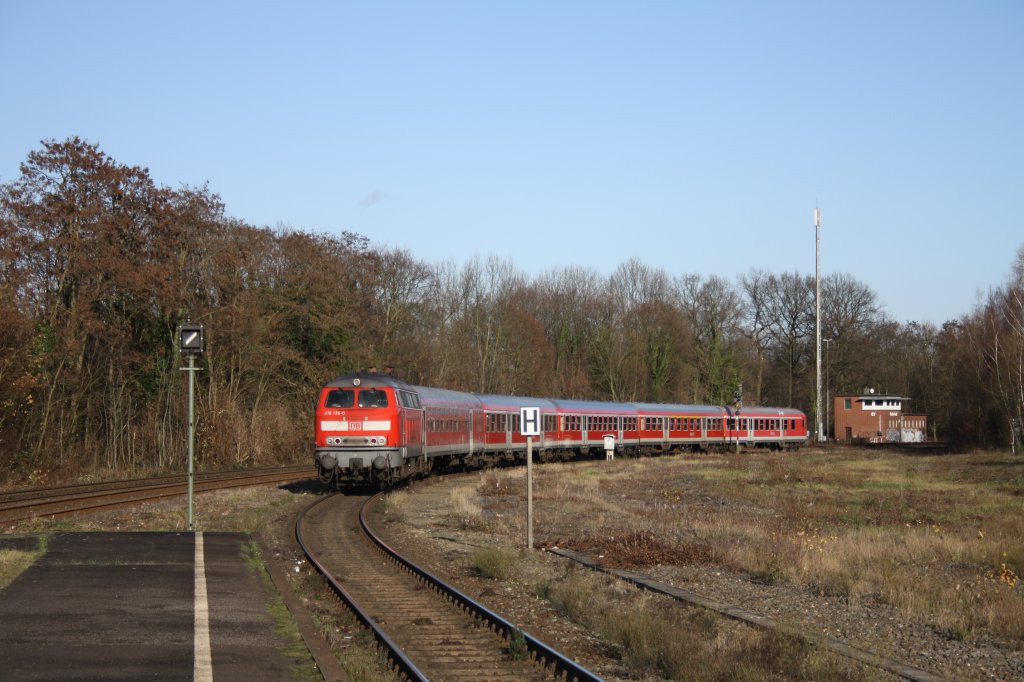 218 136-0 schiebt am 04.12.09 ihren RE aus dem Bahnhof Erftstadt ->Kln