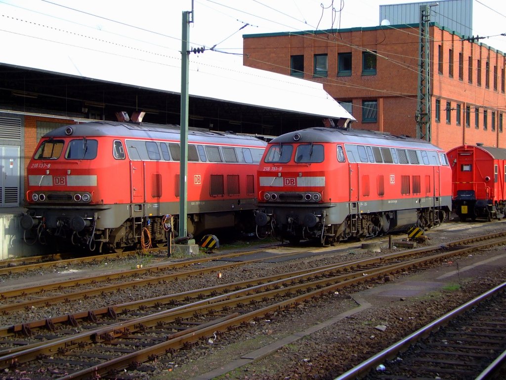218 137-8 und 218 151-9 sind am 03.04.2010 am Hbf Koblenz abgestellt