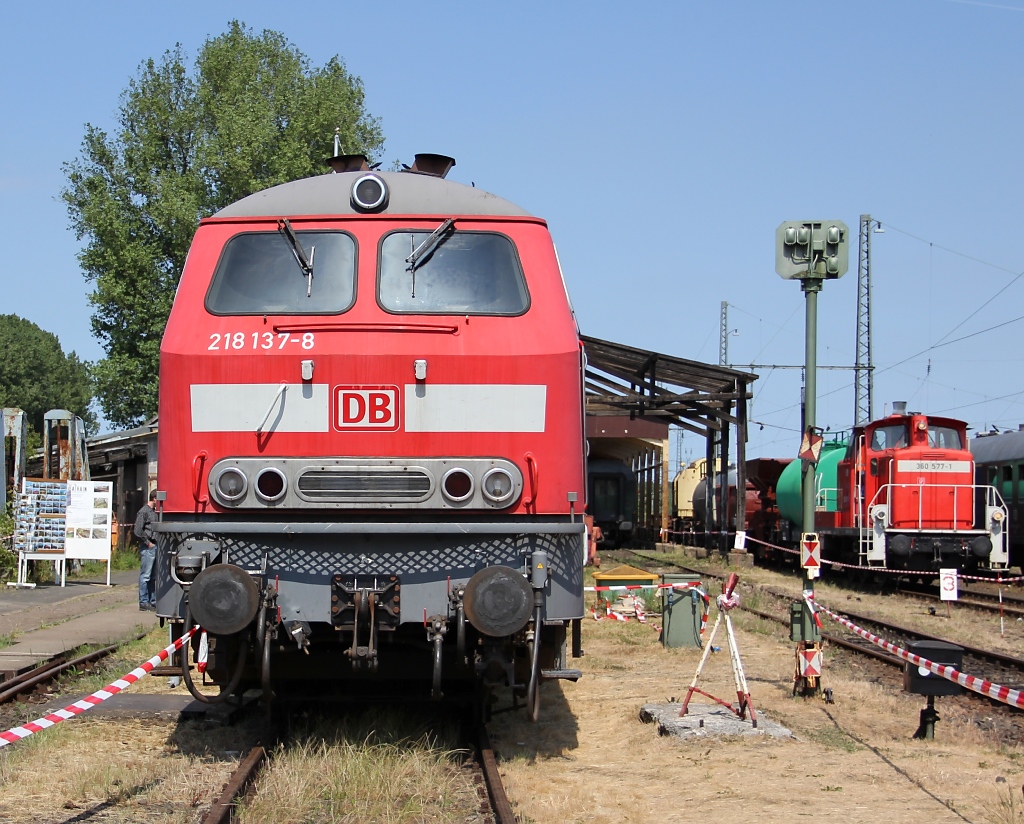 218 137-8 am MOBA-Train. Aufgenommen am 02.06.2011 in Darmstadt-Kranichstein zu den Bahnwelttagen 2011.