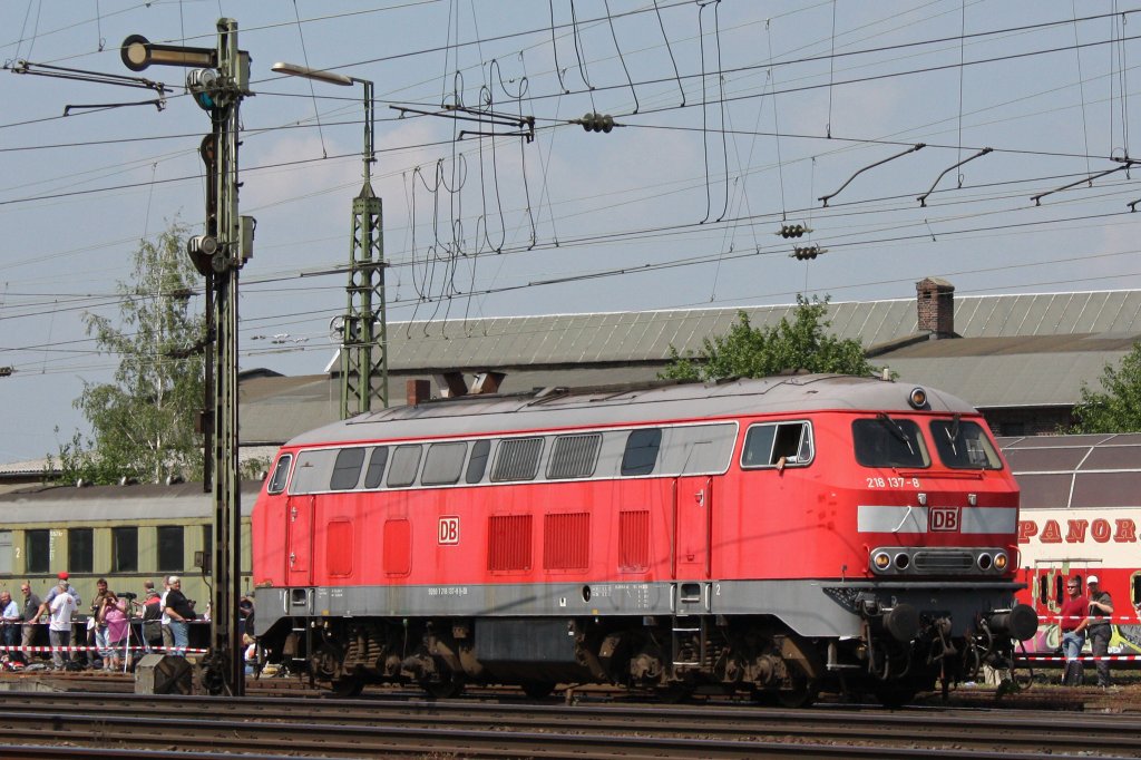 218 137 am 21.5.11 bei der Lokparade in Koblenz-Ltzel.