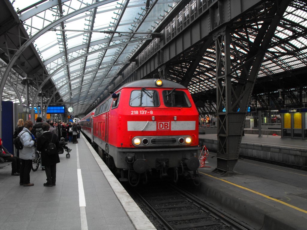 218 137 verl�sst eines der lezten male mit dem RE 12 nach Trier den K�lner Hbf aus Gl.8