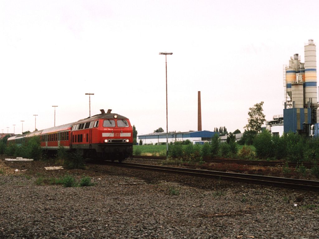 218 138-6 mit RE 10509 (RE 14 Der Borkener) zwischen Borken und Essen Steele Ost bei Bahnhof Dorsten am 26-2-2003. Bild und scan: Date Jan de Vries. 