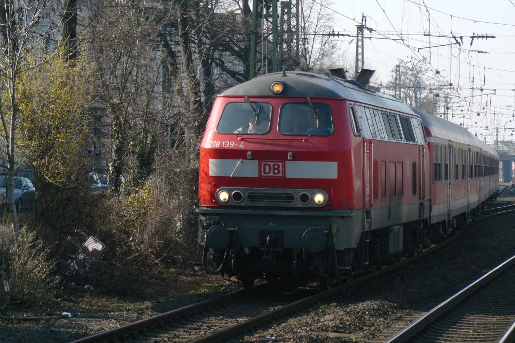 218 139-4 bei der Einfahrt in den Hauptbahnhof Bonn am 4.3.2011 um 14:40 Uhr. 