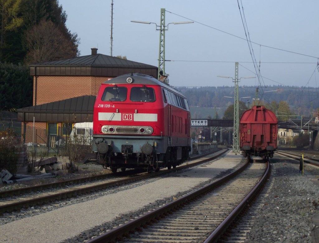 218 139-4 und ein Schiebewandwagen stehen am 28. Oktober 2011 auf den Gleisen 6 und 5 in Kronach abgestellt.