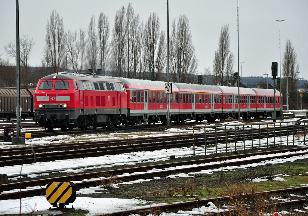 218 139-4 Regiozug bei der Einfahrt zum Bf Euskirchen. Trotz  Schei__-
wetter  schon lange nicht mehr so eine blitzsaubere Zuggarnitur gesehen. 06.01.2011