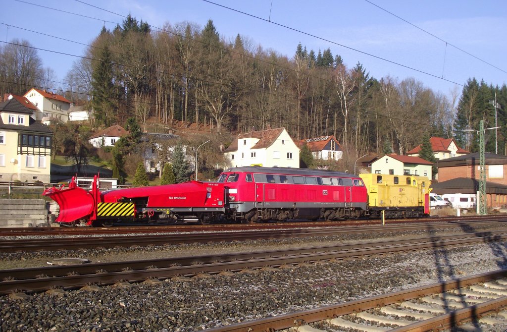 218 139-4 steht am 11. Dezember 2011 mit zwei Schneepflgen auf Gleis 6 in Kronach abgestellt.