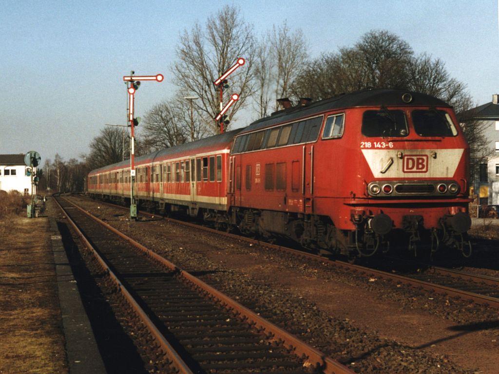 218 143-6 mit RE 10224 (RE 14 Der Borkener) zwischen Langenberg und Borken auf Bahnhof Dorsten am 26-2-2003. Bild und scan: Date Jan de Vries. 