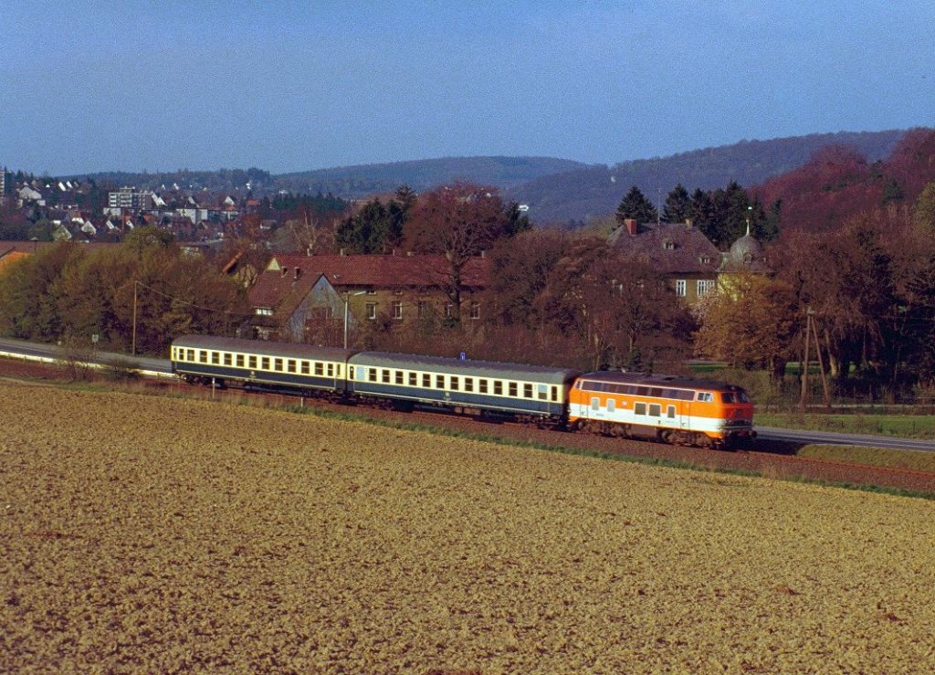 218 143 mit leeren Bm-Wagen auf dem Weg zur Militrverladung nach Hemer am 01.04.1989 bei der  Edelburg 
