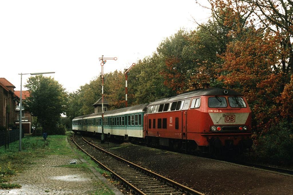 218 144-4 mit RE 10216 Langenberg-Borken auf Bahnhof Rhade am 29-10-2000. Bild und scan: Date Jan de Vries. 