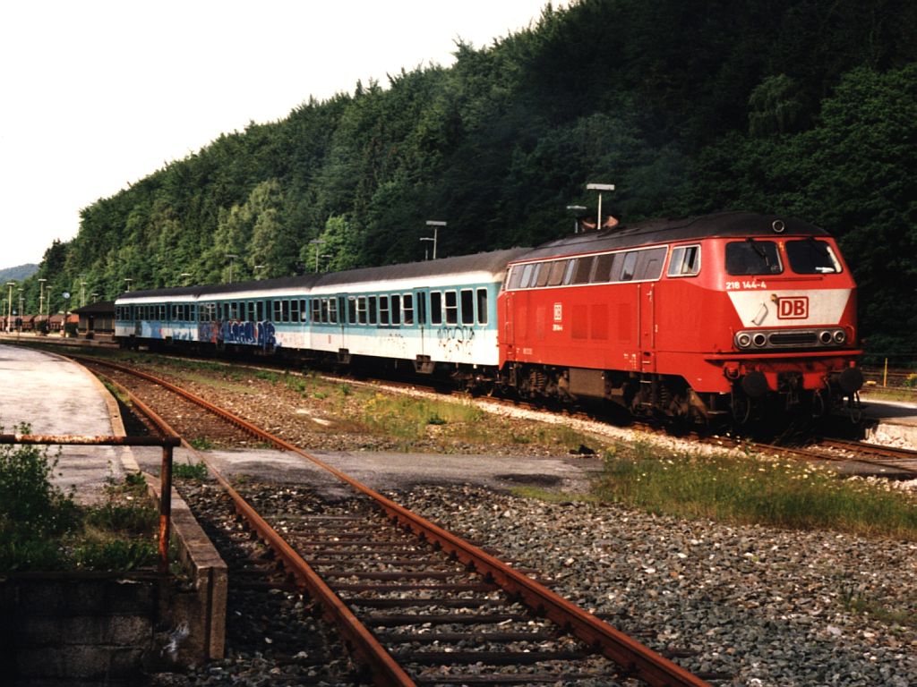 218 144-4 mit RE 3476 Warburg-Essen auf Bahnhof Brilon Wald am 17-7-1996. Bild und scan: Date Jan de Vries. 