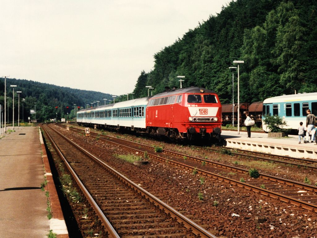218 148-5 mit RE 3888 Kassel Wilhelmshhe-Hagen auf Bahnhof Brilon Wald am 17-7-1996. Bild und scan: Date Jan de Vries.