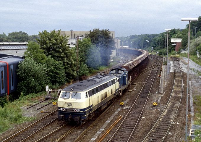 218 150 und 212 320 am 14.07.1987 bei der Ausfahrt aus Menden (Sauerland)