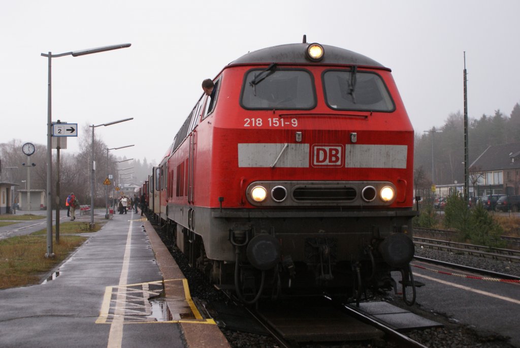 218 151-9 mit dem RE 12 nach Trier, kurz vor der Abfahrt in Kall am 12.12.2009