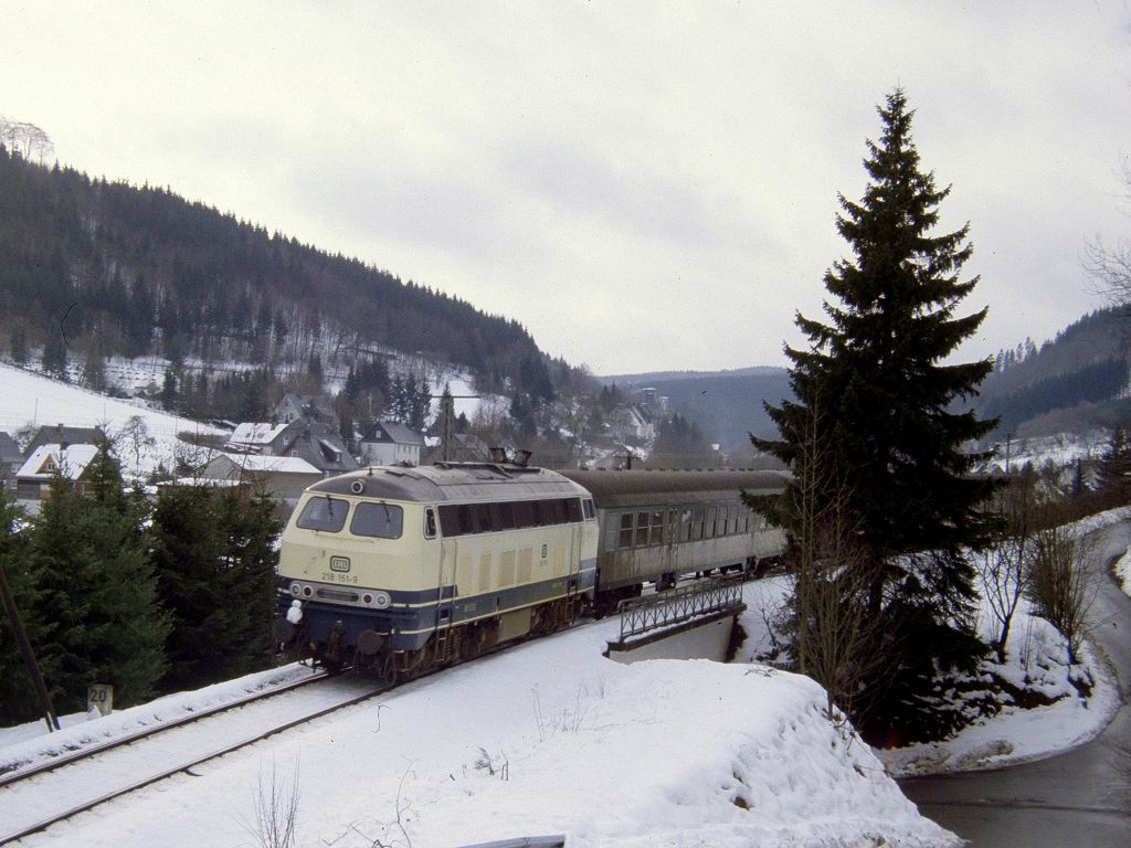 218 151 auf dem Weg von Winterberg nach Hagen bei Silbach am 18.02.1990.