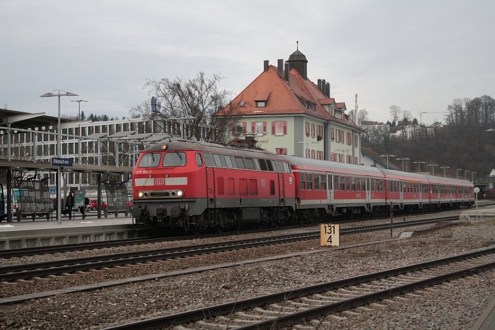 218 164 verlsst am 6.12.2009 den Bahnhof Biberach/Ri
