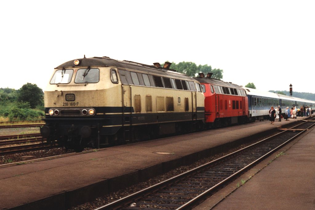 218 166-7 und 218 173-3 mit IR 2075 Flensburg-Fulda auf Bahnhof Schleswig am 12-07-1992. Bild und scan: Date Jan de Vries.