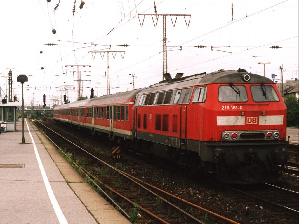 218 181-6 mit RE (14 Der Borkener) 10518 Essen Steele-Ost-Borken auf Essen Hauptbahnhof am 23-8-1994. Bild und scan: Date Jan de Vries.