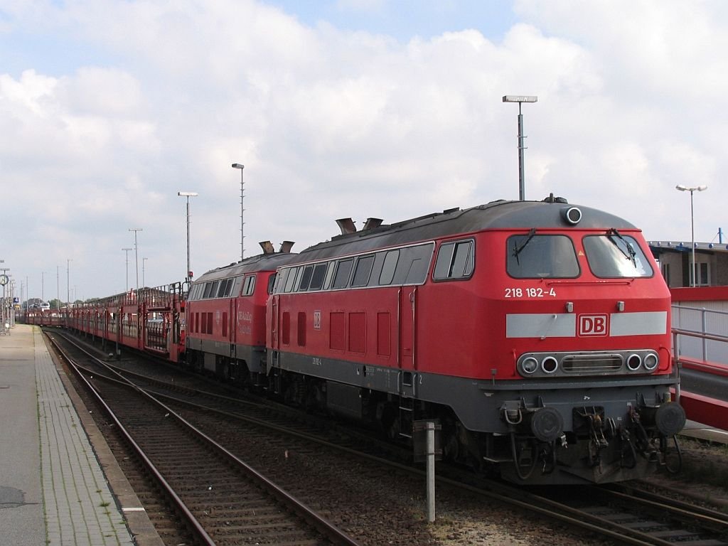 218 182-4 und 218 220-2 mit Autozug Niebll-Westerland (Sylt) auf Bahnhof Westerland (Sylt) am 23-6-2007