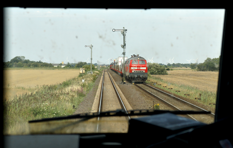 218 190-7 und eine Schwesterlokomotive am 6.08.2009 mit einem Autozug nach Niebll im Bbf Lehnshallig. Zur Info: Das Foto entstand durch die geschlossene Glastr zum Steuerwagen in einer  Altbau-Einheit .