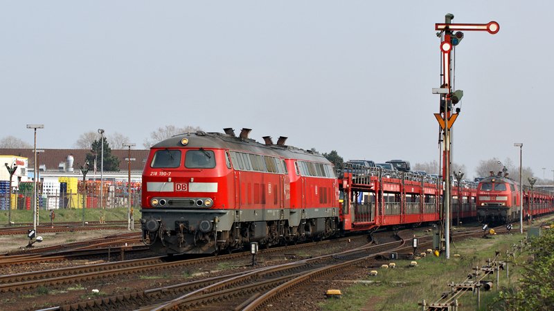 218 190-7 und eine Schwesterlokomotive (vermutlich 218 162-2) ziehen am 14.04.2009 einen SyltShuttle aus Niebll in den Bahnhof von Westerland.Unterdessen warten 218 322-6 und eine Schwesterlokomotive mit einer leeren SyltShuttle-Garnitur auf neue Aufgaben.
