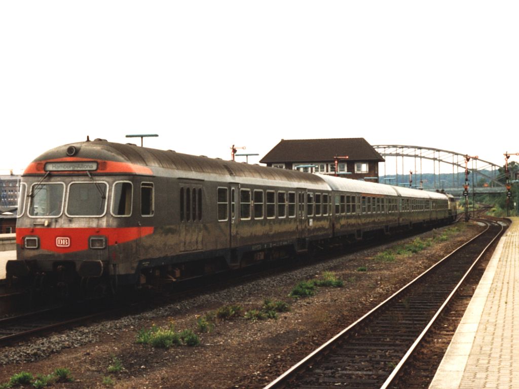218 191-5 mit Eilzug E 3537 Hamburg Altona-Kiel auf Kiel Hauptbahnhof am 26-07-1992. Bild und scan: Date Jan de Vries.