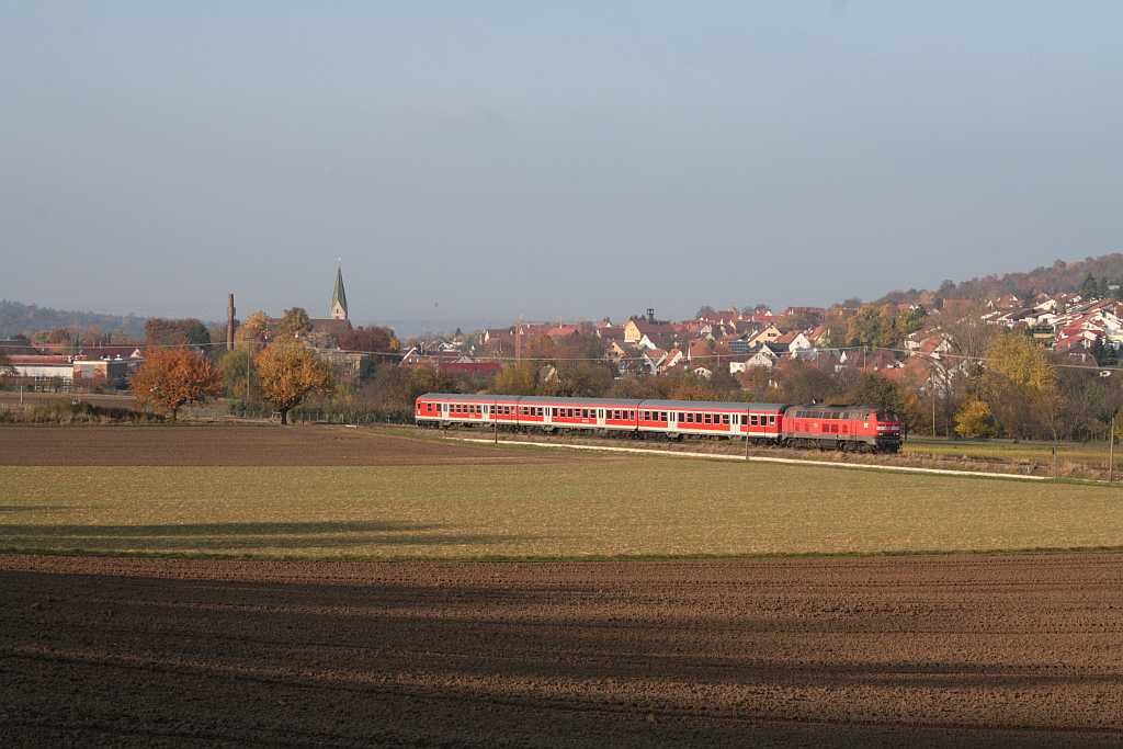 218 193 rollt am 30.10. im schnsten Abendlicht bei Owen Richtung Oberlenningen und wird in wenigen Augenblicken den Haltepunkt Brucken erreichen, wo sie bei ihrer Rckfahrt die Fotografen aufnehmen wird.
