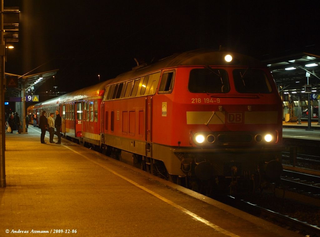 218 194 mit Nikolausexpress bei der rckfahrt von Maulbronn-Stadt nach Plochingen (Tbingen) als RE2295 mit zwischenhalt hier in Plochingen. (06.12.2009)