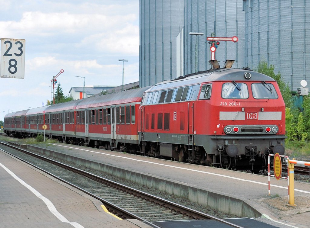 218 206-1 als Schiebelok auf der Eifelbahn, bei der Durchfahrt Bahnhof Derkum in Richtung Ziel Kln-Deutz - 27.08.2009