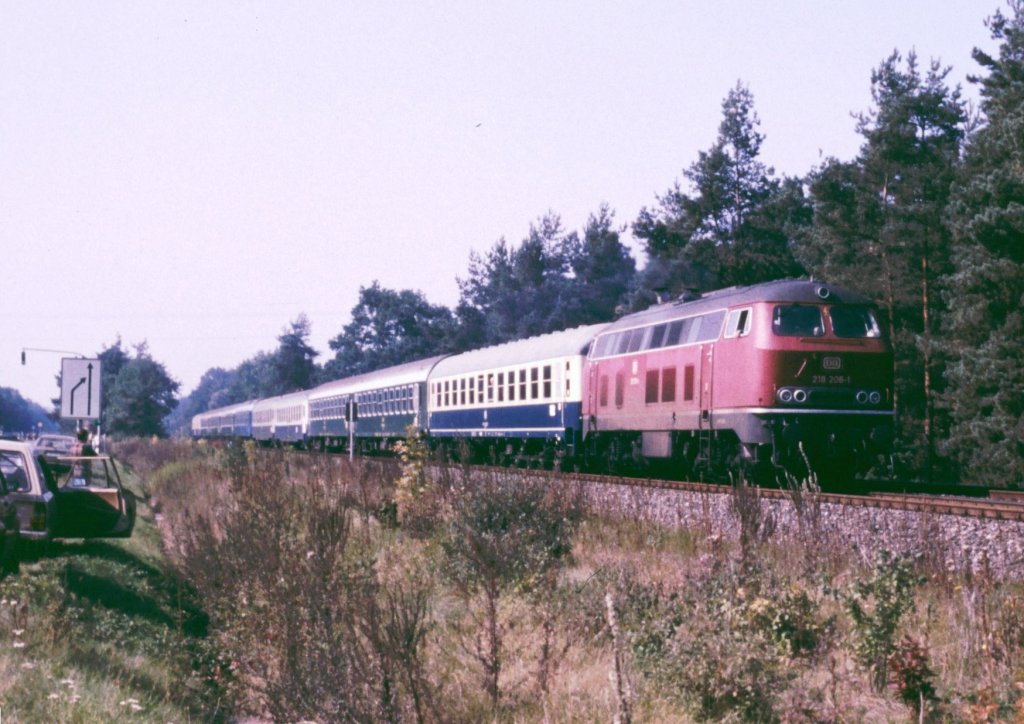 218 206-1 bei Nrnberg, August 1985. So sah es 1985 aus, wenn man auf einen Dampfzug wartete. Vollgeparkte Randstreifen berall an den befahrenen Strecken - aber die Fans waren disziplinierter als heute ... 