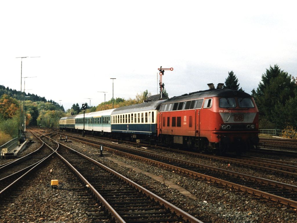 218 206-1 mit eine bunte RB 3623 Hildesheim-Goslar auf Bahnhof Goslar am 17-10-1997. Bild und scan: Date Jan de Vries.