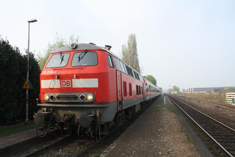 218 206-1 steht am 12.04.2008 Abfahrbereit in Weilerswist nach Trier als RE 12  Eifel-Mosel-Express.
An einem noch nicht Modernisiertem Bahnsteig