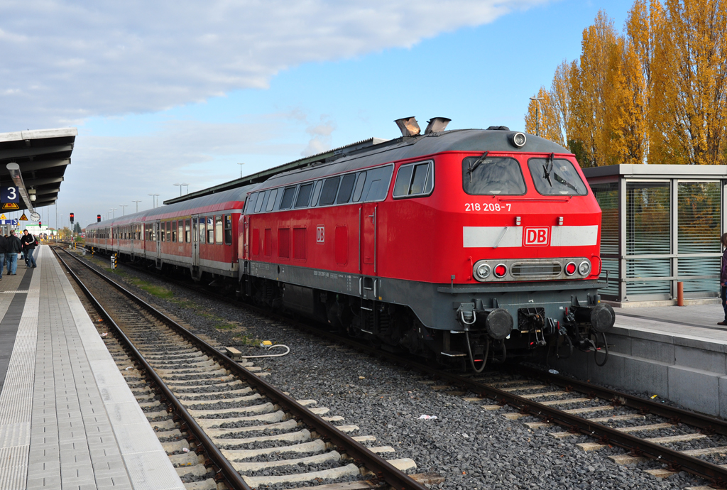 218 208-7 auf Gleis 4 im Bf Euskirchen - 31.10.2011
