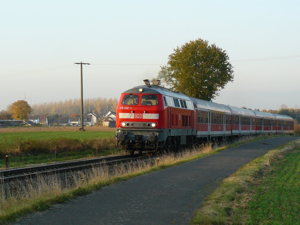 218 208-7 fhrt im letzten Licht am Abend des 31.10.2011 auf ihrer Fahrt dem Bahnhof Kottenforst entgegen. (31.10.2011,EXIF ist noch Sommerzeit: 16:18 Uhr)