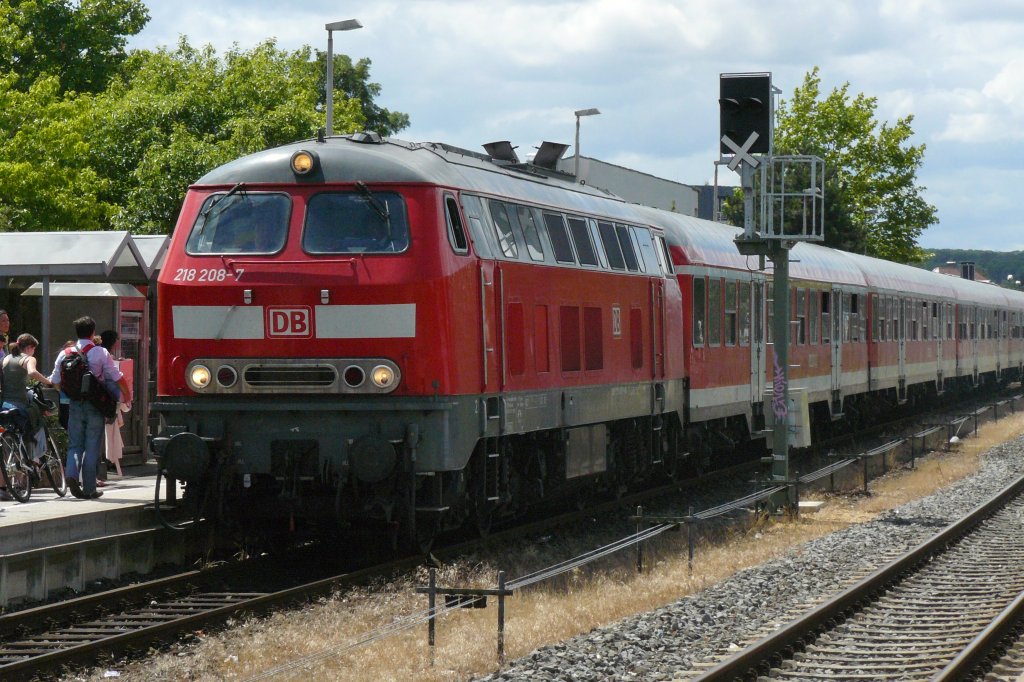 218 208 mit einer RB23 bei der Einfahrt in Rheinbach. Radfahrer haben mit dieser Art von Zgen wohl  leichte  Probleme, ihre Fahrrder in die Waggons zu hieven. (8.7.2011, 14:12Uhr)