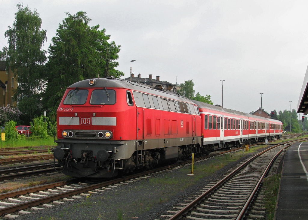 218 213 mit 3 n-Wagen am 16.05.2008 in Weiden.