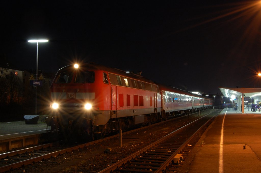 218 214 mit RE 352  Jan Hus  am 09.12.2009 in Amberg. 