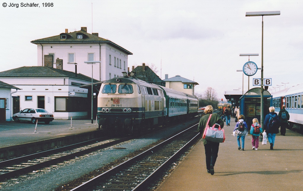 218 216 hlt im April 98 mit einer kurzen Regionalbahn in Marktredwitz auf Gleis 1. Am rechten Bildrand steht auf Gleis 3 ein InterRegio.