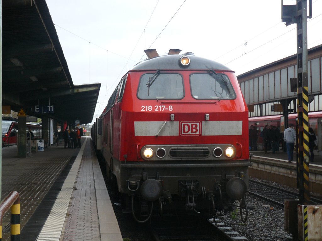 218 217-8 in Trier HBF(11Nord) nach ihrer Ankunft aus K�ln.
Leider war das Wetter nicht so sch�n. Es hat zwar schon den ganzen Tag geregnet, aber hinter Gerolstein goss es dann in Str�men.
Der Tfzf wechselte wenig sp�ter in den Strwagen 
und fuhr(ohne Lichtwechsel) in die Abstellgruppe.
�brigens: Von einem Zugbegleiter habe ich erfahren, dass ab dem 12.12.2009 628.4 statt 218 eingesetzt werden.  
28.11.2009