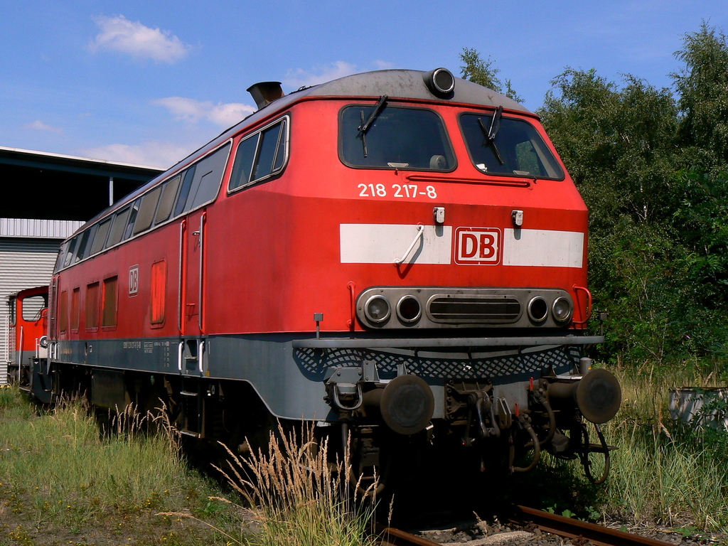 218 217-8 wartet in Gremberg auf eine grere Reparatur , aufgenommen am 10.08.2010, aufgenommen von einem ffentl. Weg (Beschreibung ergnzt)